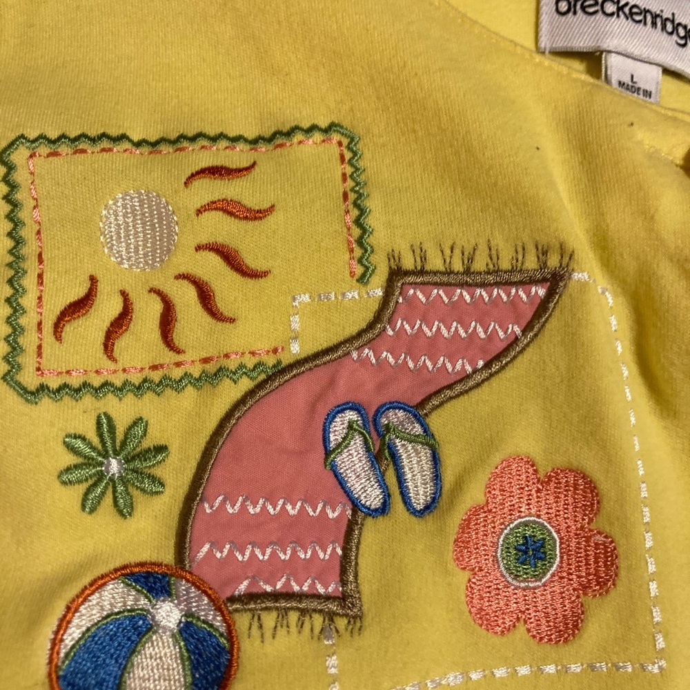 Breckenridge button top with embroidered beach motif - Picture 6 of 8